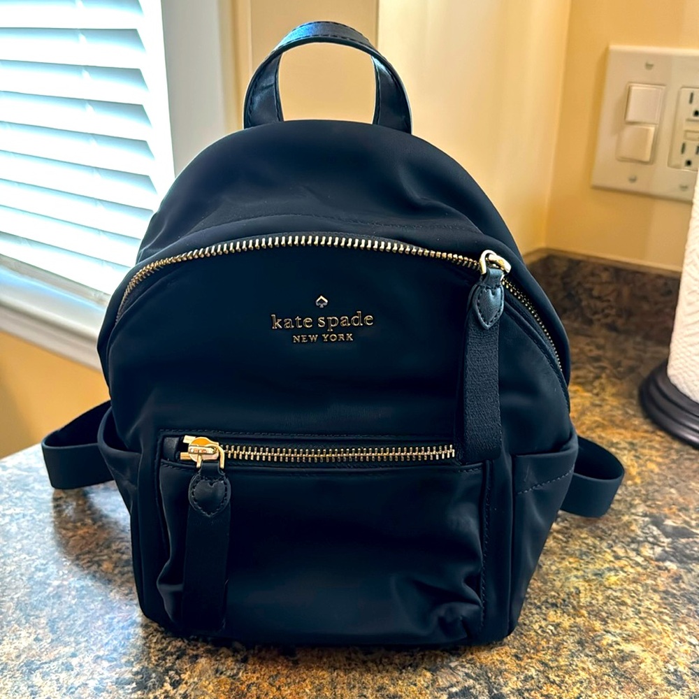 Kate Spade 😊Backpack Chelsea small Black Gold Hardware
Nylon Zipper Logo Purse